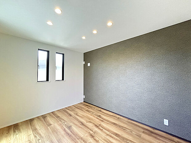 【【Room：6.5帖】】アクセントクロスが室内の雰囲気を引き締める室内。
収納豊富で普段から使わないモノをしまっておけることで空間をより広く使うことが出来ます。