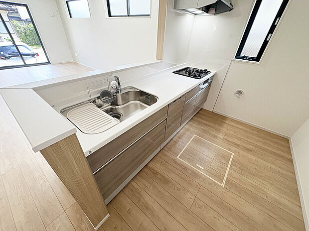 【【Kitchen】】開放感あるカフェスタイルのおしゃれなフルオープンキッチン採用！リビング全体が見渡せられるので、子供の様子を見ながら、家族との会話を楽しみながら料理ができます！