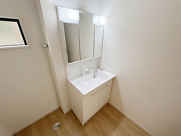 【【Wash Room】】機能美とデザイン性を両立させた3面境仕上げの洗面化粧台。視覚的に広がり感を持たせるだけでなく、機能的にも優れています。