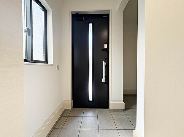 【【Entrance】】シューズインクローゼット付きなので季節の履き物などもすっきり収納。いつでもお客様を迎えられる玄関先が叶います。