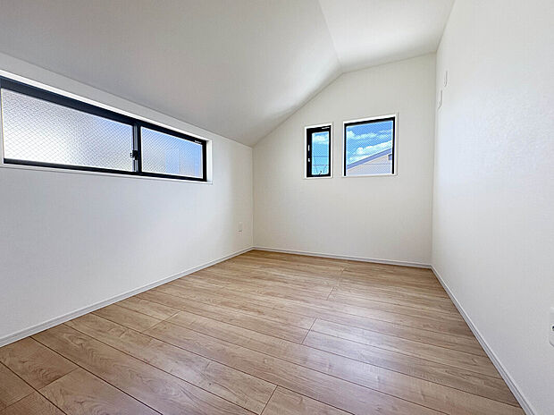 【【Room：5.3帖】】全居室5帖超のプランニングでゆとりある暮らしが叶えられます。WICやSICも備わっている収納豊富なプランニング。