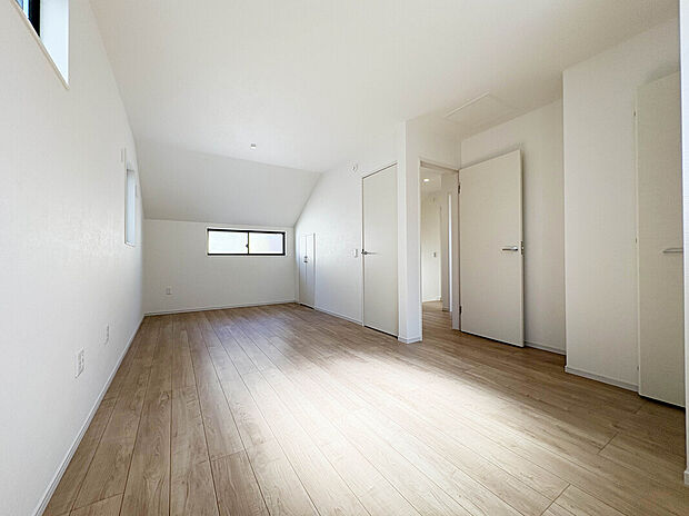 【【Room：10.8帖】】全居室2面採光で陽光が差し込みやすく、居室を明るく暖かな空間にしてくれます。