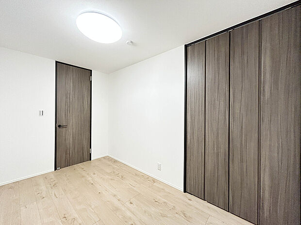 【【施工例:Room】】食洗器・浄水器機能内蔵型水栓が搭載されたオープンキッチン。浴室暖房乾燥機が備わっていたりと、設備仕様が豊富な邸宅で快適な暮らしを叶えてくれます。