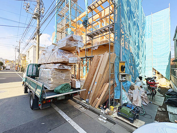 【【外観南側:12月上旬撮影】】食洗器・浄水器機能内蔵型水栓が搭載されたオープンキッチン。浴室暖房乾燥機が備わっていたりと、設備仕様が豊富な邸宅で快適な暮らしを叶えてくれます。