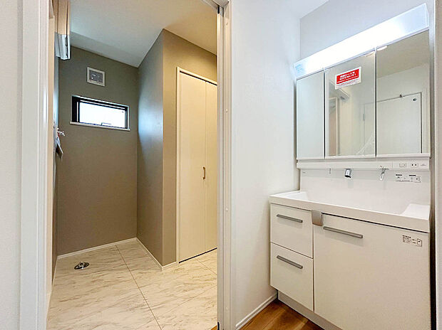 【【施工例：Wash Room】】機能美とデザイン性を両立させた3面境仕上げの洗面化粧台。視覚的に広がり感を持たせるだけでなく、機能的にも優れています。