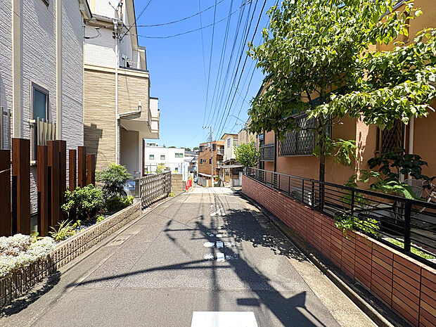 【【前面道路】】スーパーやコンビニ、ドラッグストアなどの商業施設が徒歩6分圏内にあり、日々のお買い物や休日のまとめ買いなども行き来しやすい距離で、便利な住環境です。