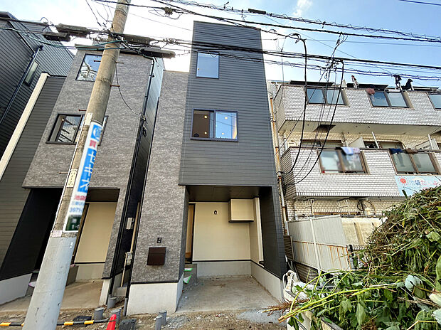 【【ビルトインガレージ】】雨風や雪、強い日差しなどから大切なお車を守ることが出来るガレージ付き。雨の日の車の乗り降りも楽に行えます!