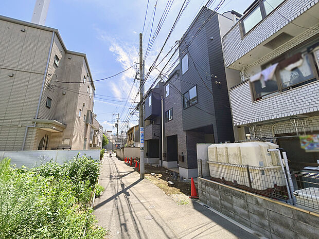 【【外観:8月下旬撮影】】幼稚園や保育園、小学校など徒歩5分圏内に点在しており、小さい子どもや低学年でも負担が少なく通え、お迎えや学校行事の参加など、保護者も足を運びやすい立地です。