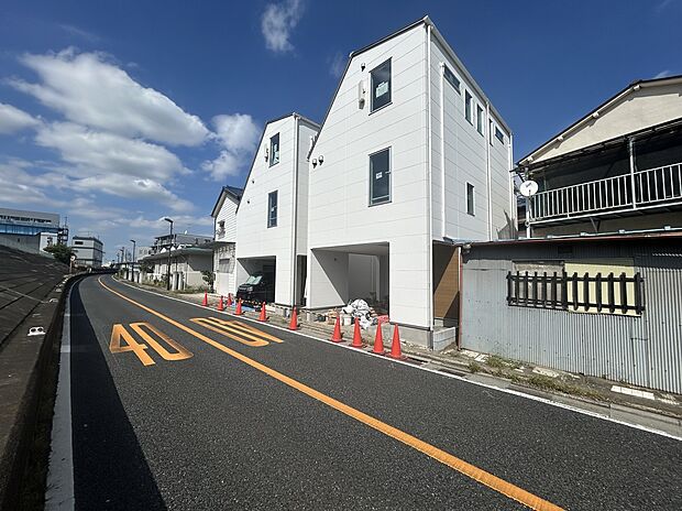 【【外観】】前面道路が5.97mあるので、車を停めるのが苦手な方でもスムーズに駐車することが可能。