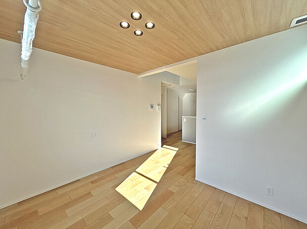 【【LDK】】2階リビング仕様により、プライバシー性が守られやすく、安心して暮らせる邸宅。