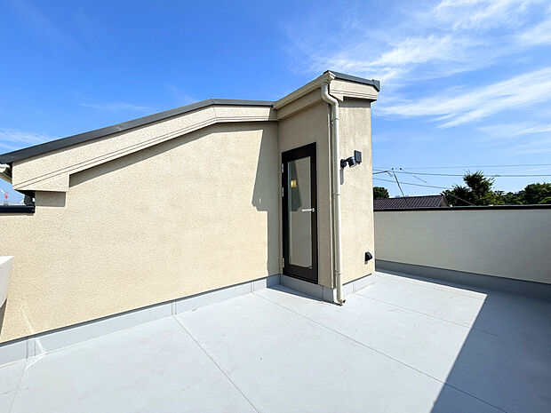 【【Balcony】】通常のバルコニーよりも広さがあるので、洗濯物を多く干せるだけでなく、花や観葉植物（ガーデニング）、家庭菜園なども楽しむことも可能。