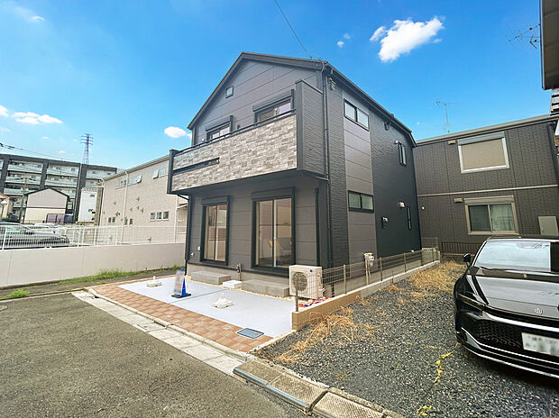 【【外観】】ロフト付きの邸宅！勾配天井で開放感溢れる空間となっております！
各居室に収納スペースが備わっており、収納豊富なプランニング！