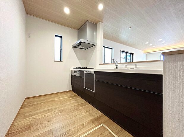 【【施工例：Kitchen】】開放感あるカフェスタイルのおしゃれなフルオープンキッチン採用！リビング全体が見渡せられるので、子供の様子を見ながら、家族との会話を楽しみながら料理ができます！