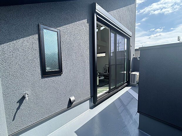 【【ワイドバルコニー】】通常のバルコニーよりも広さがあるので、洗濯物を多く干せるだけでなく、花や観葉植物（ガーデニング）、家庭菜園なども楽しむことが出来ます！