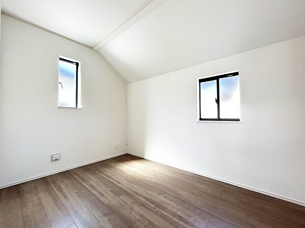 【【Room】】キッチン・洗面ルーム・バスルームなどの水周りが同じ階にあるため、家事効率が良くなります！ふと思ったときすぐ家事を行えるので面倒な階段の往復がなくなるのもメリットです。