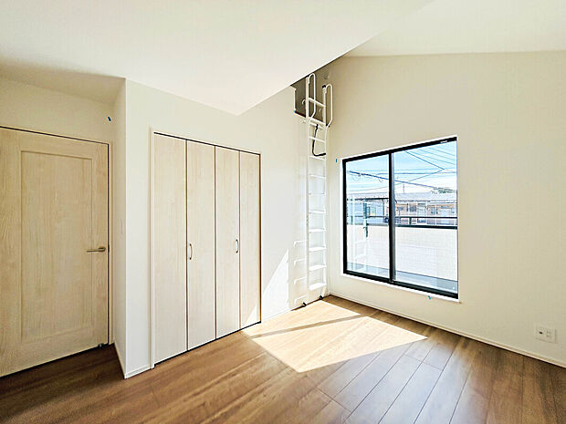 【【Loft】】天井が高い家や空間を無駄にせずに収納を増やすために非常に有効です。通気性が良く、湿気が少ない状態で収納ができ、収納力が高く、部屋をすっきりと保ちながら、多目的に活用できる点が大きな魅力です。