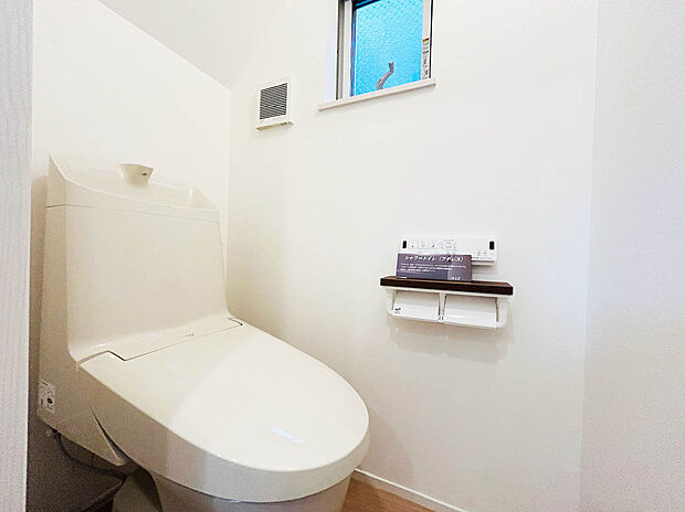 【【施工例：Toilet】】1階と2階にトイレがあるので、朝慌ただしい時間帯に混む心配が減ります。わざわざトイレのために階段を昇り降りをせずに済みます。
