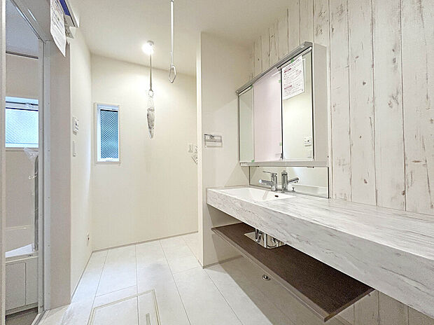 【【Wash Room】】機能美とデザイン性を両立させた3面境仕上げの洗面化粧台。視覚的に広がり感を持たせるだけでなく、機能的にも優れています。