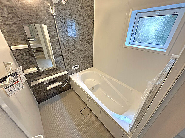 【【Bath Room】】浴室暖房換気乾燥機付きバスルーム。冬の時期でも浴室内を暖かくでき、ヒートショックの防止にも繋がります！