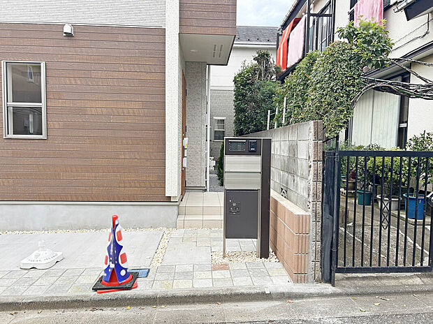 【【Entrance】】カースペース2台分ゆとりある開放的な敷地となっております。