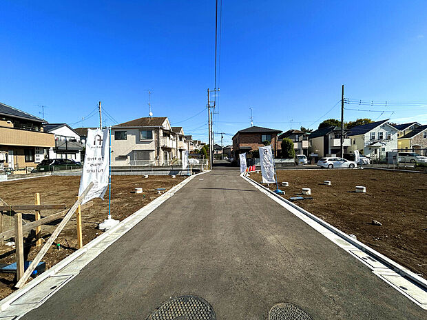 【【外観:12月上旬撮影】】閑静な住宅街に全10区画の大型分譲地が誕生。新設道路も造られるので、車通りが少なく快適な環境です。