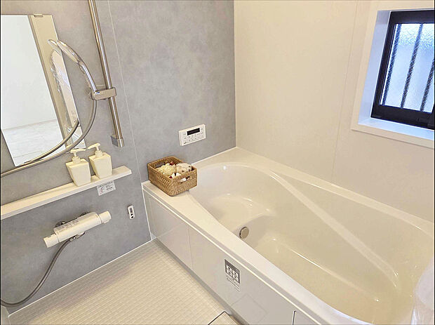 【【1坪バスルーム】】1坪タイプのバスルーム。足を伸ばしてゆったりと浸かれるのはもちろん、洗い場も広さがあるので立ったりしゃがんだりする動作もスムーズに行えます。