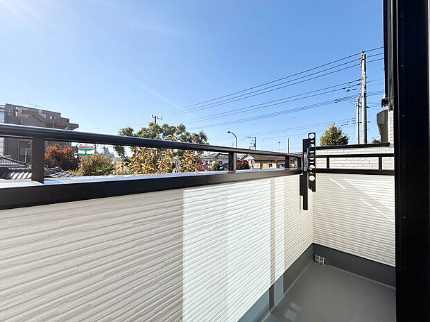 【【南向きバルコニー】】日中の太陽光を取り入れやすいため、部屋が暖かくなり、暖房の使用が減る可能性があります。エネルギー効率が向上することで、光熱費の節約にもなります。