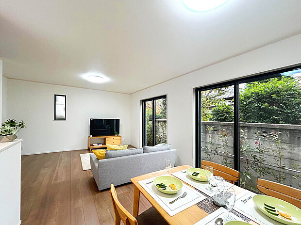 【【LDK：17.56帖】】LDK17.5帖超+4部屋のファミリープラン住宅が堂々完成！
南向きリビングルームで陽光が差し込みやすく、明るく暖かな空間を愉しめます。