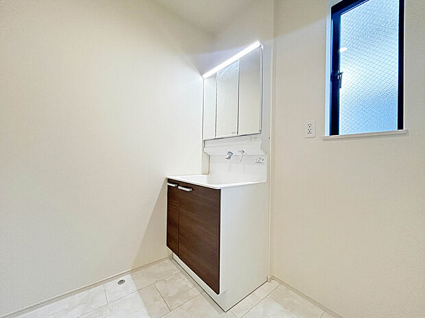 【【Wash Room】】機能美とデザイン性を両立させた3面境仕上げの洗面化粧台。視覚的に広がり感を持たせるだけでなく、機能的にも優れています。