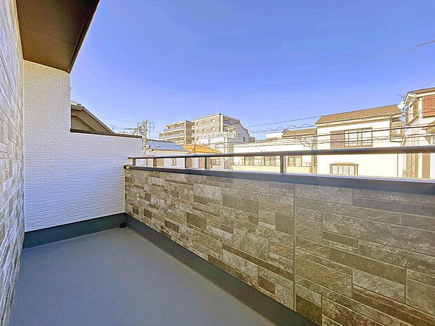 【【ワイドバルコニー】】通常のバルコニーよりも広さがあるので、洗濯物を多く干せるだけでなく、花や観葉植物（ガーデニング）、家庭菜園なども楽しむことが出来ます！