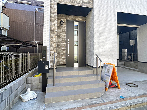 【【外観】】ワイドバルコニーが備わっており、通常のバルコニーよりも広さがあるので、洗濯物を多く干せるだけでなく、花や観葉植物、家庭菜園なども楽しむことが可能です！