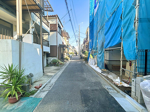 【【前面道路】】スーパー徒歩3分、コンビニ徒歩1分で利用可能な立地！日々のお買い物や休日のまとめ買いなども行き来しやすい距離で便利な住環境です。