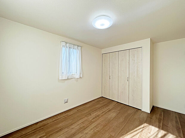 【【Room：6帖】】スーパー徒歩3分、コンビニ徒歩1分で行くことができ、日々のお買い物や休日のまとめ買いなども行き来しやすい距離！保育園や小学校なども徒歩7分圏内で共働きの子育て世帯でも暮らしやすい住環境！