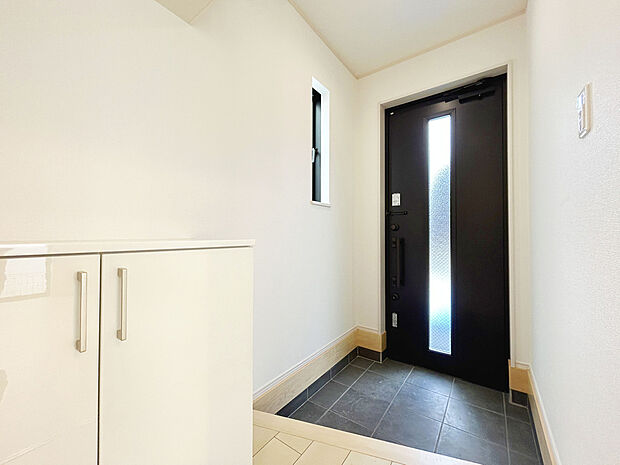 【【Entrance】】シューズボックスが備わっている玄関。玄関周りをスッキリと見せてくれます。