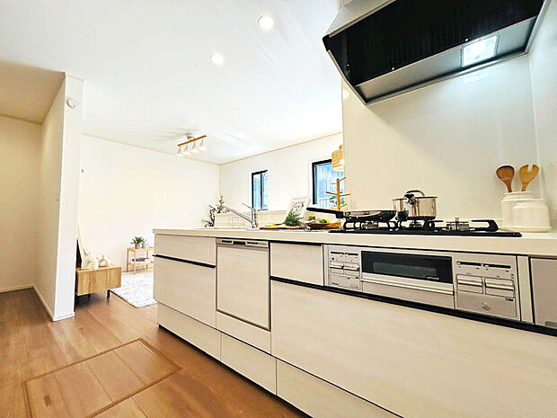 【【Kitchen：A号棟】】開放感あるカフェスタイルのおしゃれなフルオープンキッチン採用！リビング全体が見渡せられるので、子供の様子を見ながら、家族との会話を楽しみながら料理ができます！