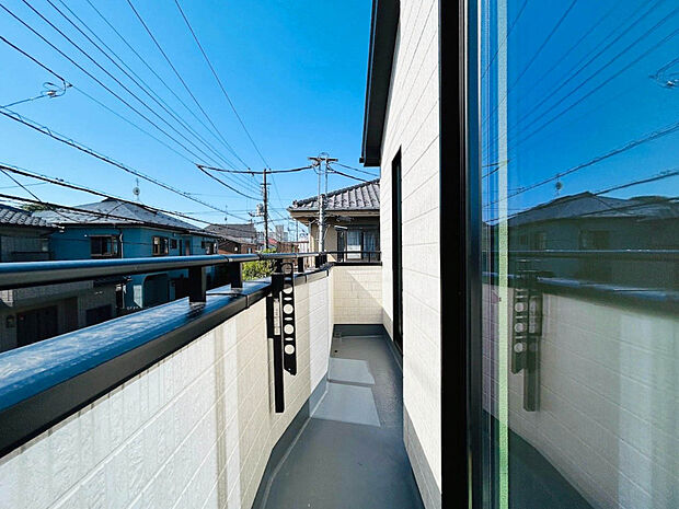 【【Balcony】】南向きバルコニー。日中の太陽光を取り入れやすいため、部屋が暖かくなり、暖房の使用が減る可能性があります。エネルギー効率が向上することで、光熱費の節約にもなります。