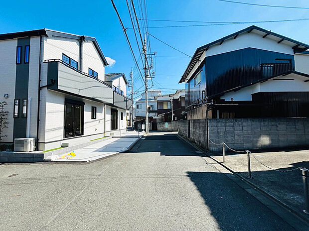 【【前面道路】】全居室に収納スペースが備わっており、洋服や荷物などが増えてしまっても居室を広くキレイに保つことが可能。