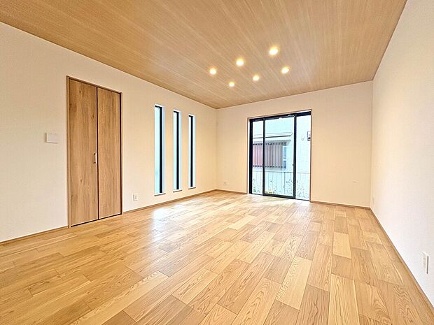 【【LDK：15.75帖】】床暖房搭載のため冬でも足先から温かく快適な空間。