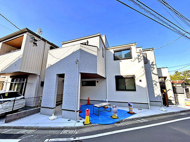 【【外観】】住みやすさを重視しつつもデザイン性が高い外観。白を基調としているので悪目立ちすることなく、周囲と調和した丁度いい造り。