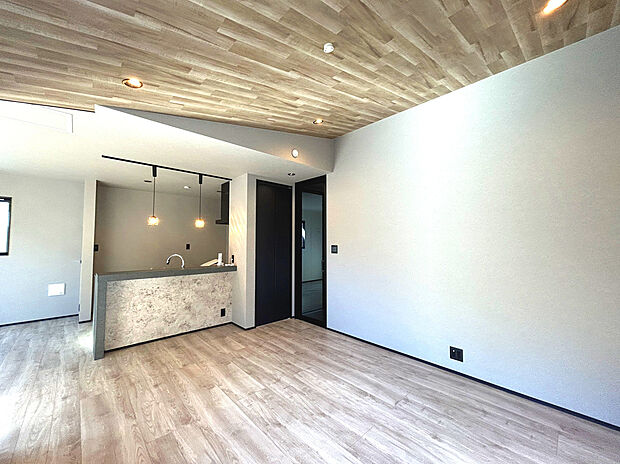 【【LDK:19.1帖】】広々とした19.1帖のLDKは木目調を生かしたナチュラルな内装が温かみのある居心地の良い空間を創り出します。