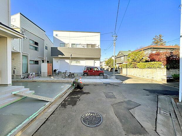 【【前面道路】】スーパーやコンビニなど商業施設は徒歩7分圏内にあり、日々のお買い物や休日のまとめ買いなども行き来しやすい距離で便利な住環境です。