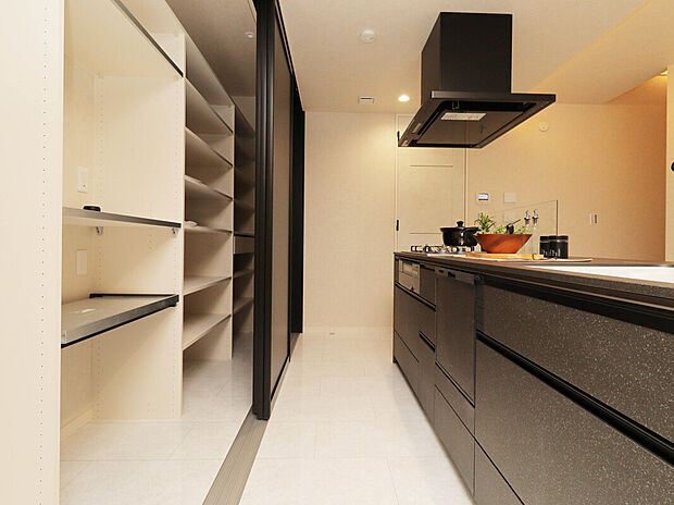 【【Pantry】】常温保存食品や日用品のストックの収納・管理に便利なパントリー。期限切れなどのロスをなくし、在庫切れや二重買いを防ぎます。