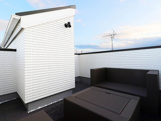 【【Roof Balcony】】開放感抜群の屋上テラス。
プライベート性が高く、家族と憩いのひと時を過ごすのに最適な空間。