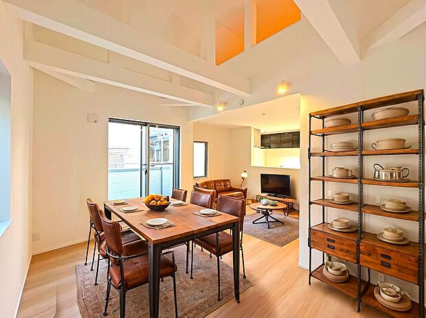 【【LDK：17帖】】3面採光のLDK。窓多く備わっており、常に心地よい日差しが入り込んできます！
本画像はCGで作成しており、実際に現地に家具は配置しておりません。また、価格に家具は含まれません。