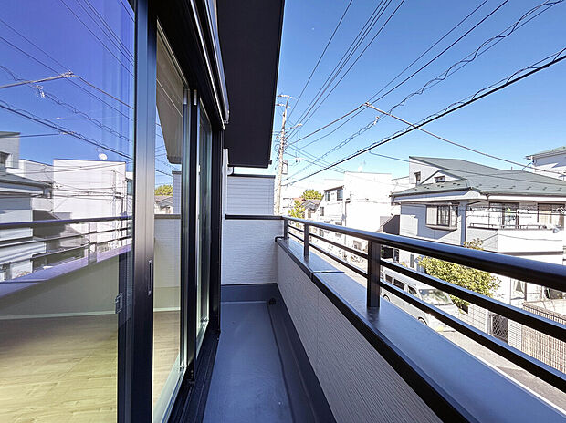 【【Balcony】】二面バルコニーで洗濯物が多く干せる他、趣味や憩いのスペース・実用と用途を分けての利用も可能です。