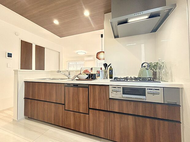 【【施工例:Kitchen】】食洗器搭載キッチン。手洗いの時間や労力を大幅に削減でき、家事の効率化が図れ、空いた時間に他の作業やのんびり家族との時間が増えます。