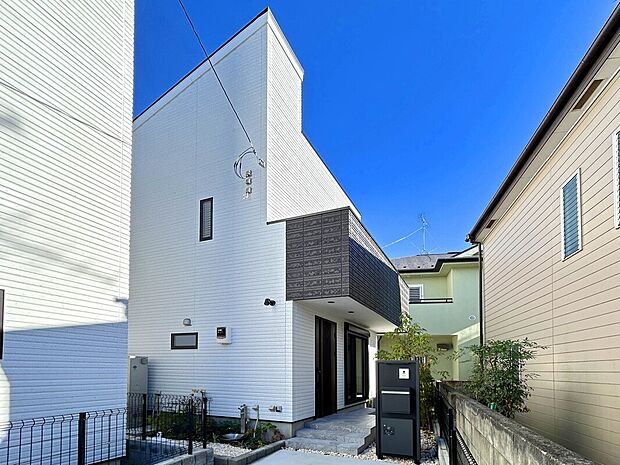 【【外観：5号棟】】保育園徒歩4分、小学校徒歩9分、中学校徒歩11分で行くことが可能な距離にあり、小さい子どもや低学年でも負担が少なく通え、お迎えや学校行事の参加など、保護者も足を運びやすい立地です。