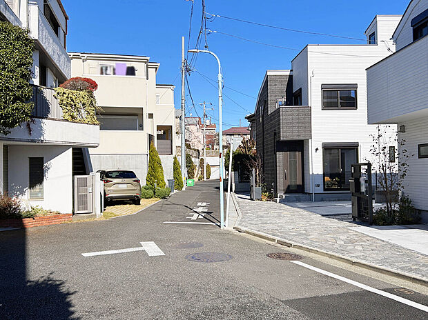 【【前面道路】】京王井の頭線「西永福」駅徒歩10分、「浜田山」駅徒歩11分、京王線「桜上水」駅徒歩18分で利用可能な利便性の高い好立地に佇む邸宅が全5棟で誕生！