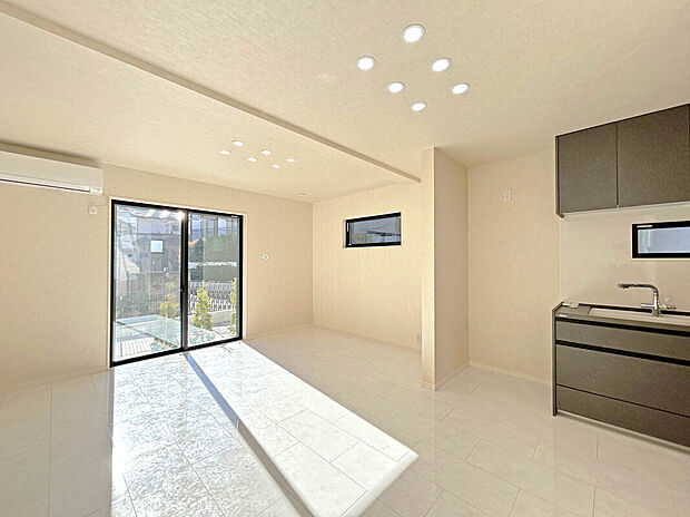 【【LDK：4号棟】】リビングには床暖房搭載！
キッチンには食洗機・浄水器搭載タッチレス水栓！浴室乾燥機、ミストサウナなど設備仕様が豊富で快適な暮らし！