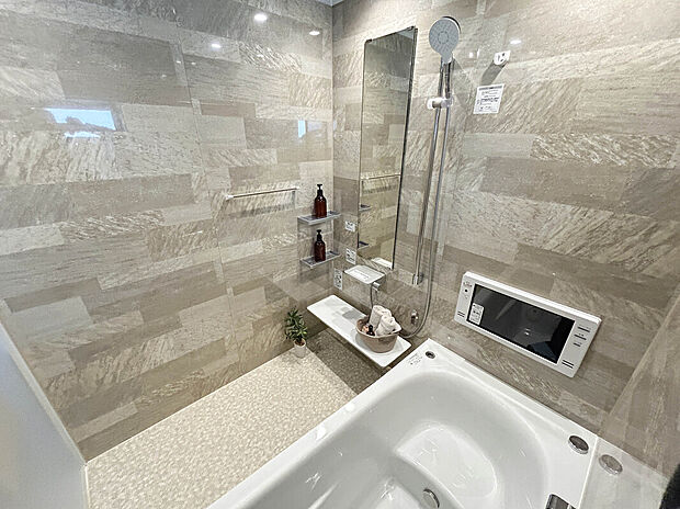 【【Bath Room】】浴室乾燥機付きバスルーム。雨の日や花粉の季節などでも衣類の乾燥もできて便利です！